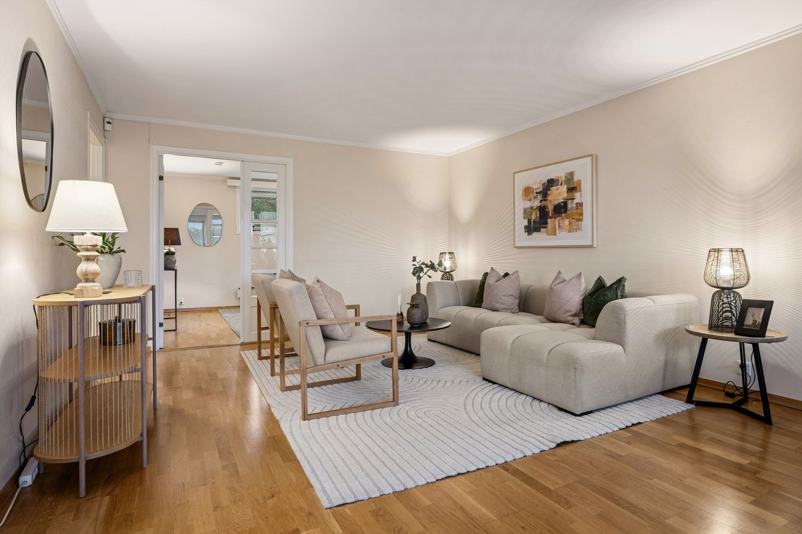 Stuen er smart inndelt i to soner, hvor den ene delen fungerer som et fleksibelt rom. Galleribilde