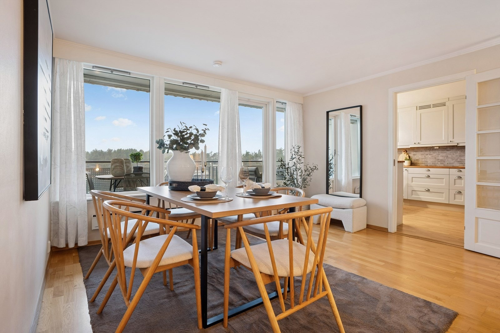 Lys og innbydende spisestue med store vindusflater. Galleribilde