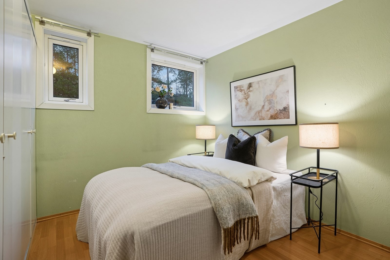 I henhold til tegningene består boligen av to store soverom og en liten bod. Boden er i dag omgjort til et tredje soverom. Dette rommet er ikke godkjent som soverom. Galleribilde