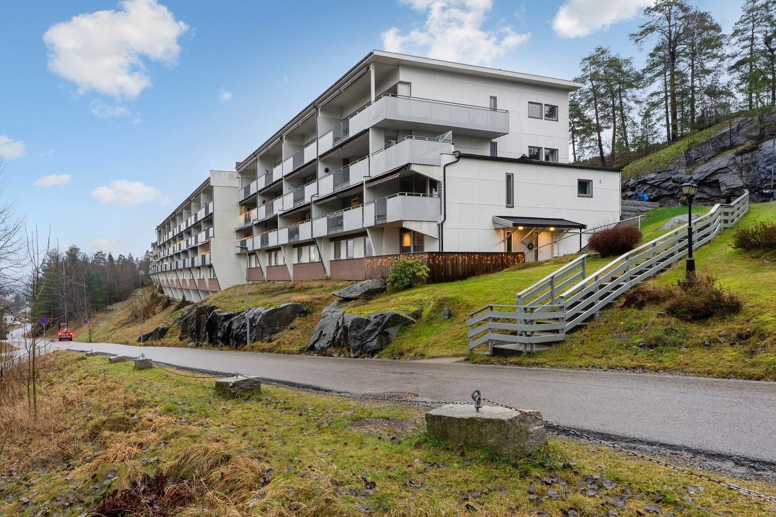 Leiligheten har en flott beliggenhet i et populært og etablert område på Tårnåsen. Galleribilde