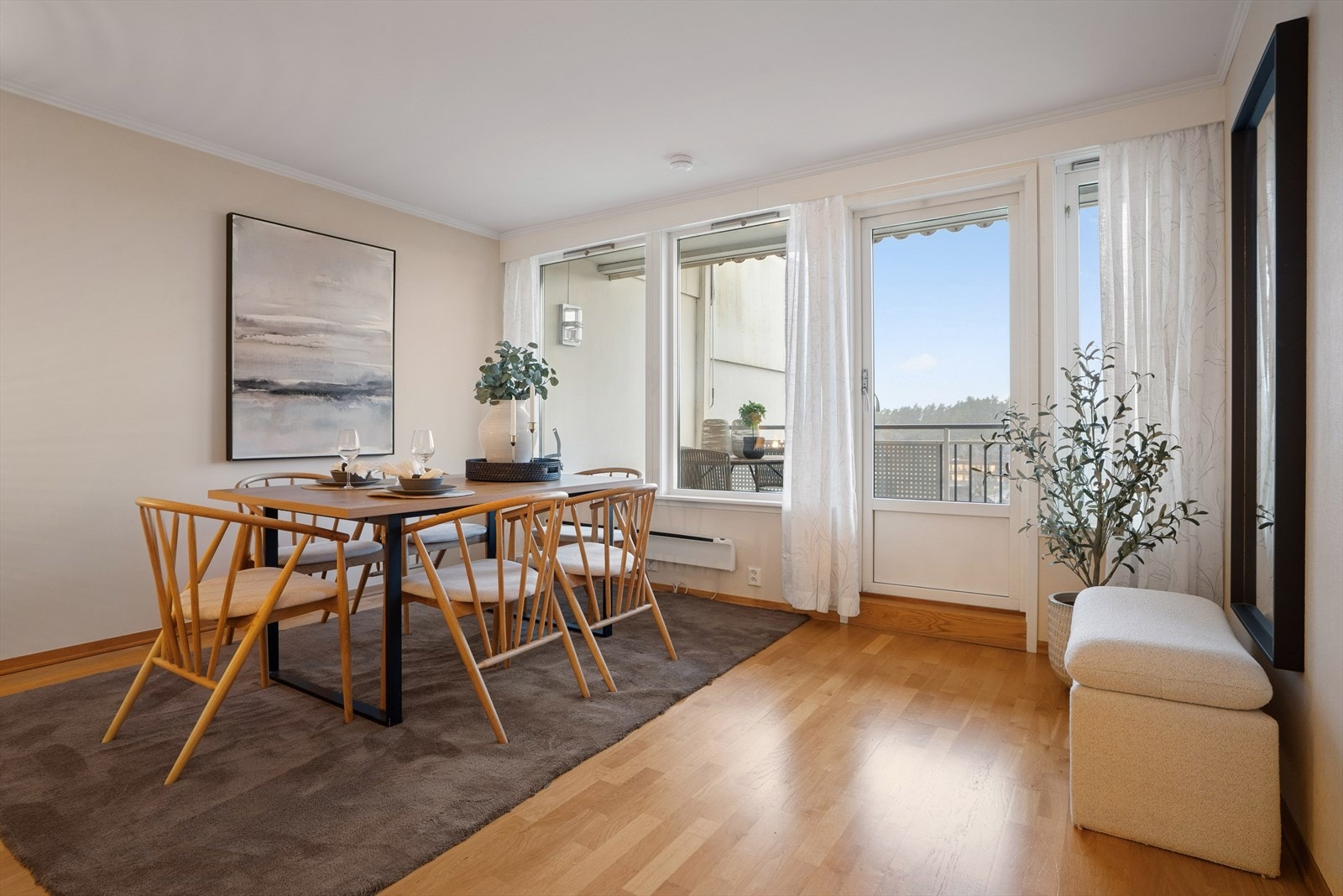 Her kan du nyte et godt måltid mens du ser ut over den fine utsikten. Galleribilde