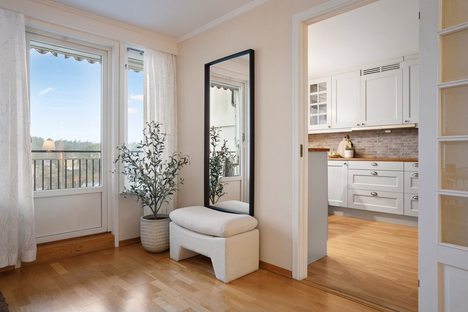 Fra stuen er det utgang til balkong på ca. 18 kvm. Galleribilde