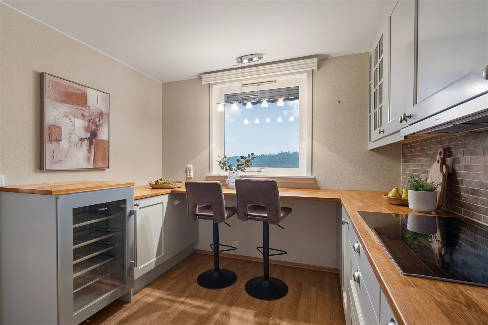 Her finner du alt du trenger for en funksjonell hverdag med kjøl og fryseskap, oppvaskmaskin, platetopp, stekeovn og vinskap. Galleribilde