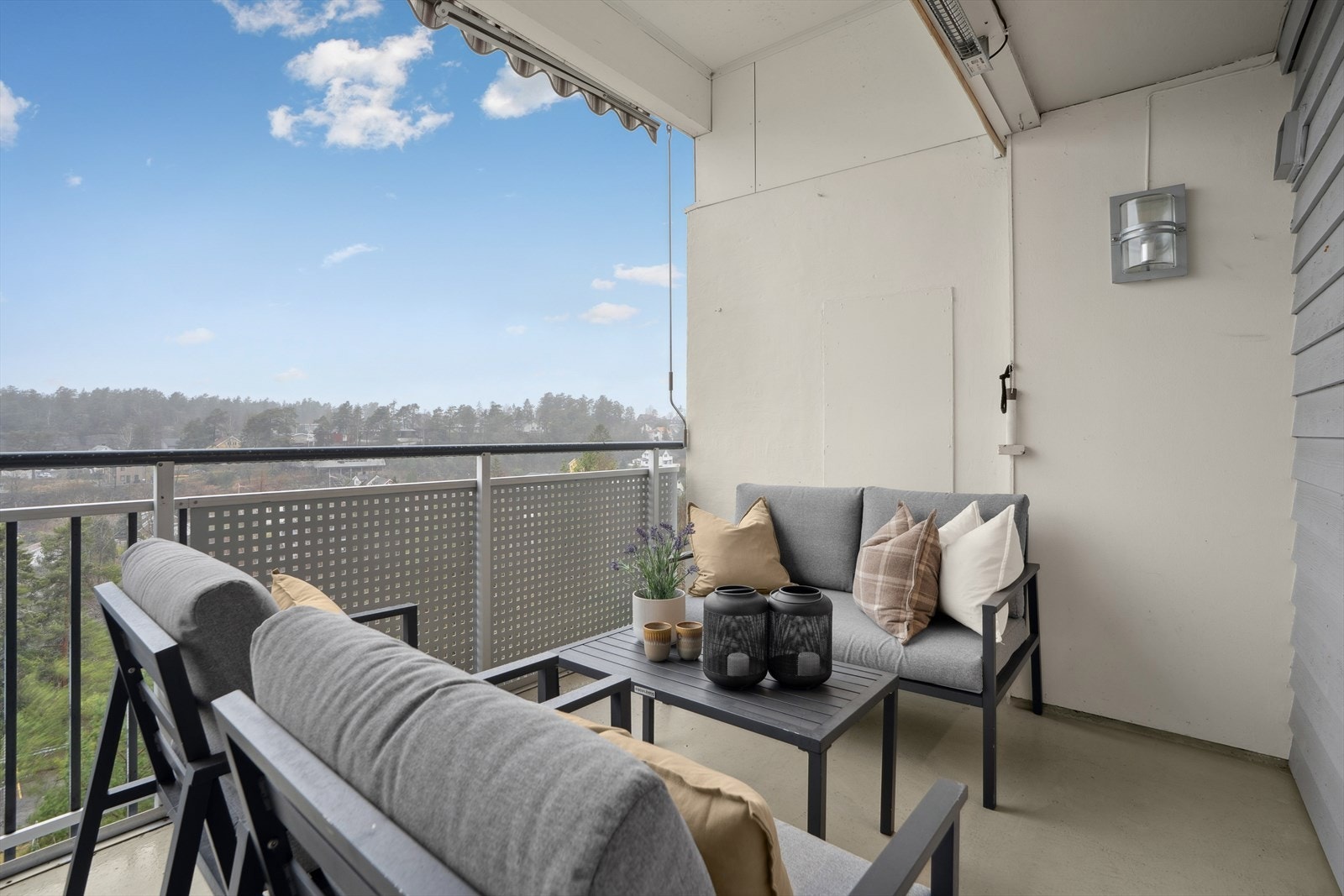 Fra balkongen kan du nyte flott utsikt og kveldssol. Galleribilde