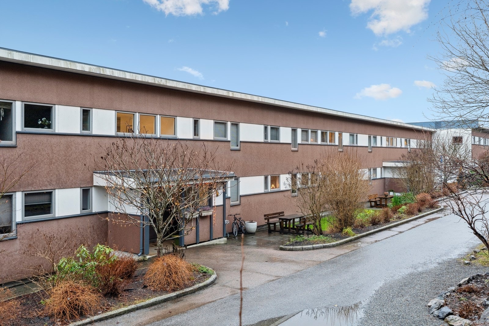 Leiligheten har en flott beliggenhet i et populært og etablert område på Tårnåsen med kort vei til Kolbotn sentrum og alle fasiliteter du trenger i hverdagen. Galleribilde