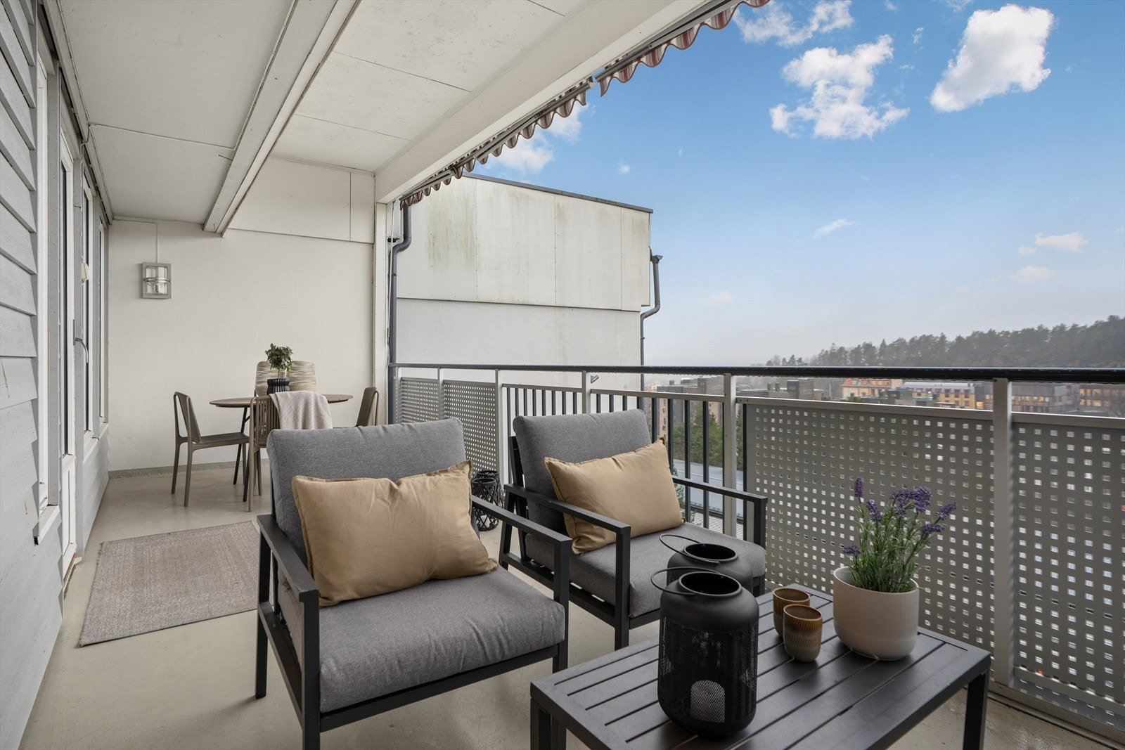 Stor overbygget balkong som byr på flott utsikt og kveldssol. Galleribilde