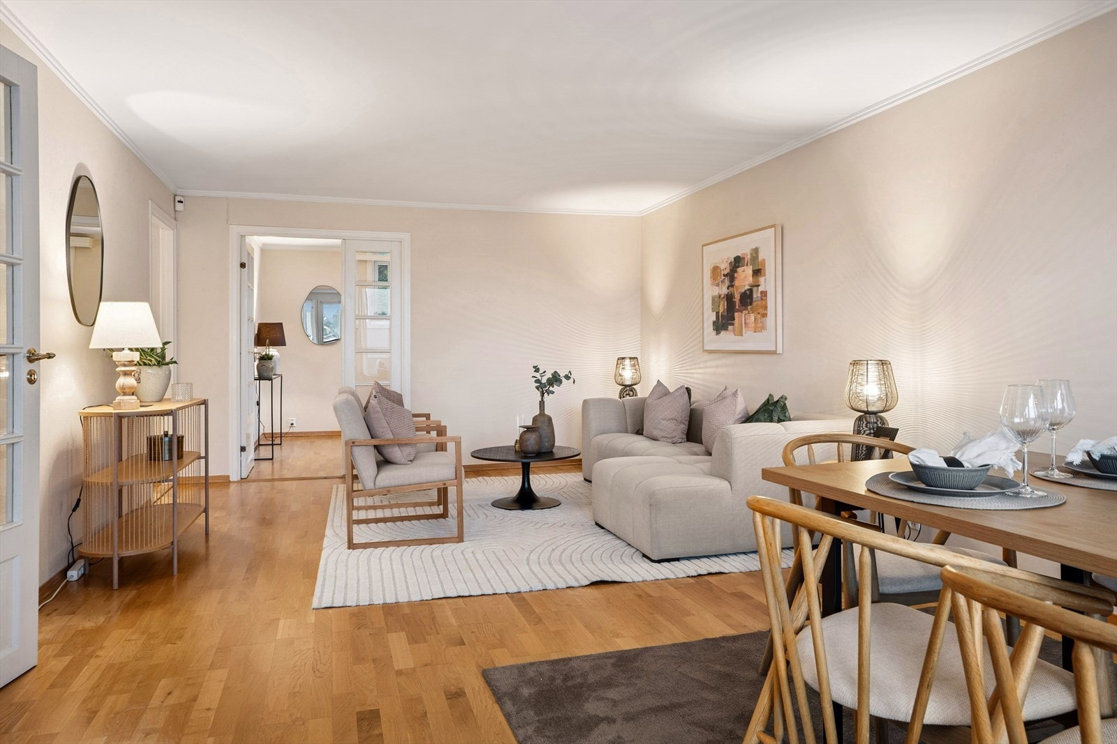 Boligen har en romslig hovedstue med rikelig naturlig lysinnslipp, perfekt for både sofagruppe og spisebord. Galleribilde