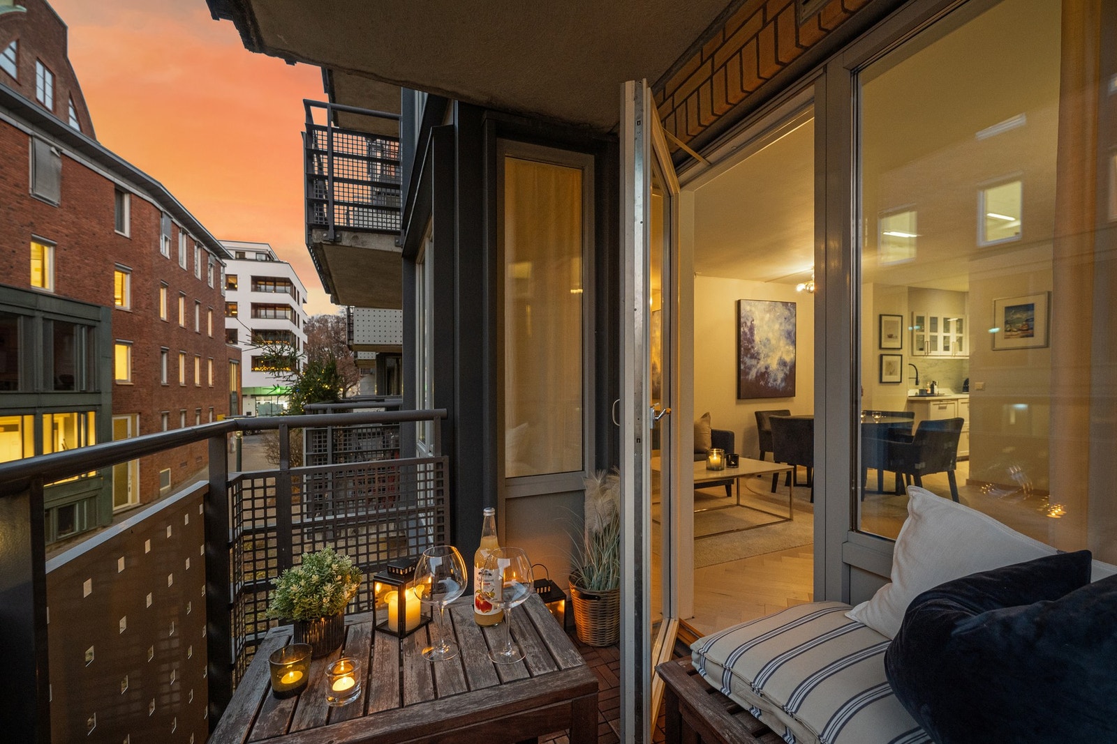 Koselig balkong på 4 kvm som gir en fin forlengelse av stuen på sommerstid Galleribilde