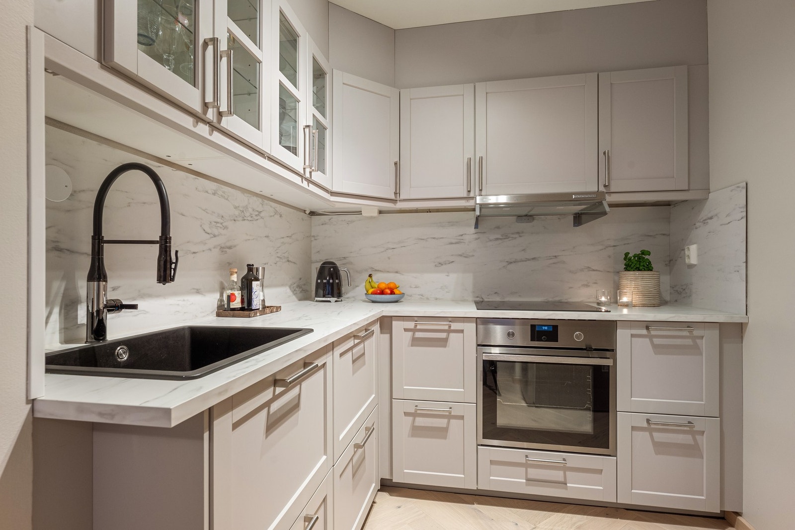 Lekkert IKEA-kjøkken fra 2022 med et klassisk utseende og integrerte hvitevarer (m/unntak av frittstående kjøleskap). Galleribilde