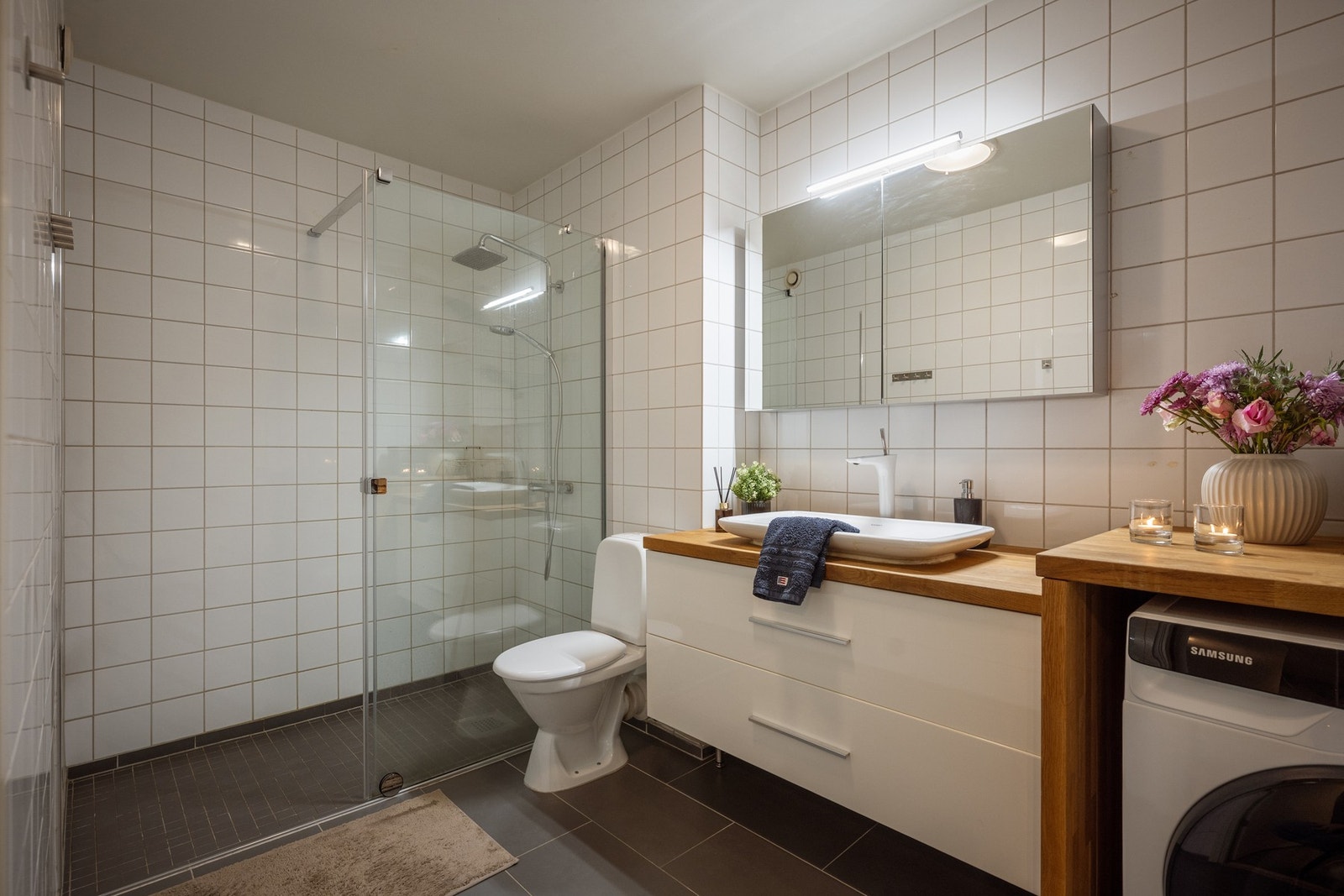 Meget romslig baderom fra 1997 som fremstår godt vedlikeholdt med en pen innredning Galleribilde