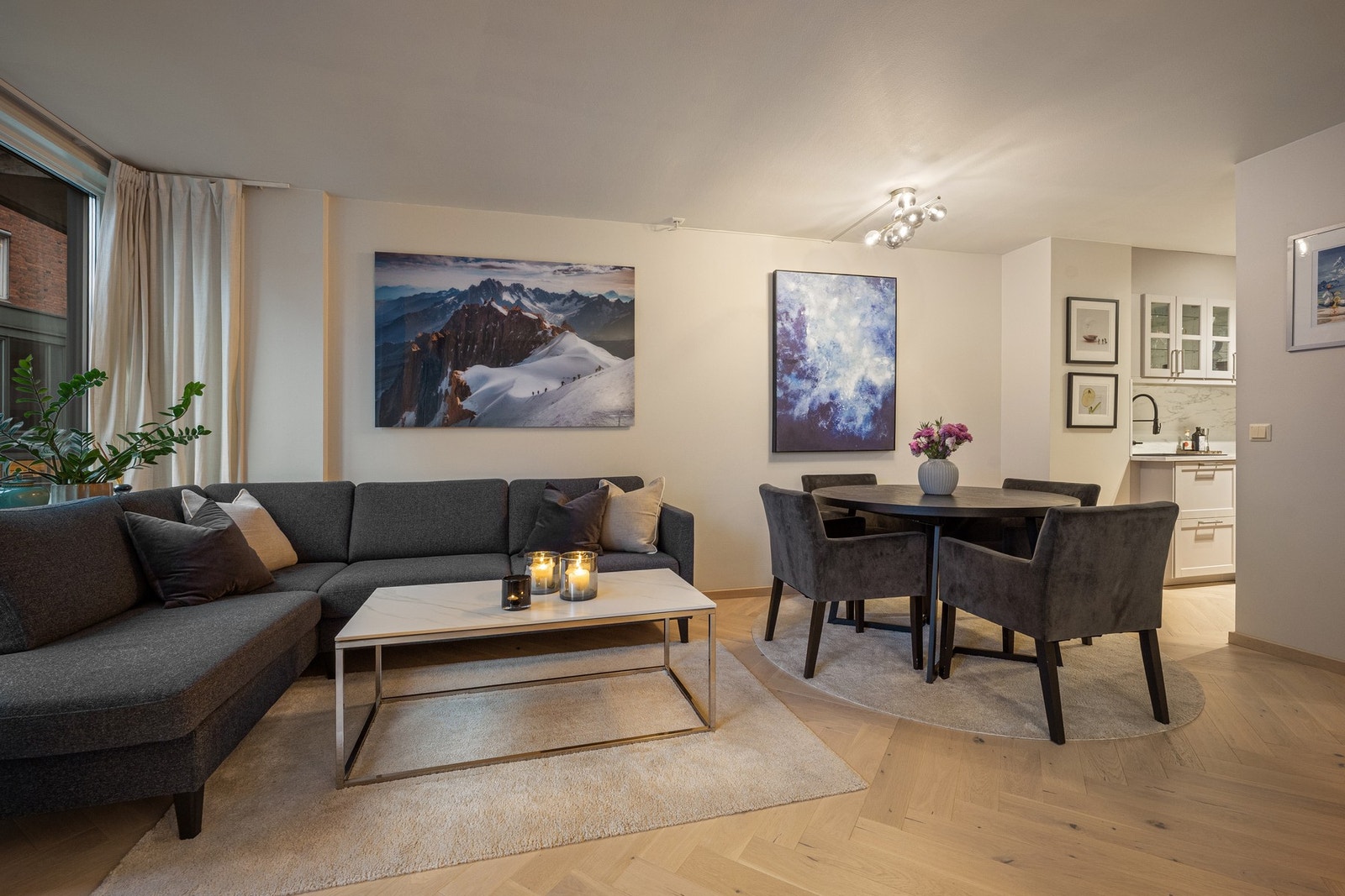 Allrommet kan møbleres med både stor sofagruppe og spiseplass Galleribilde