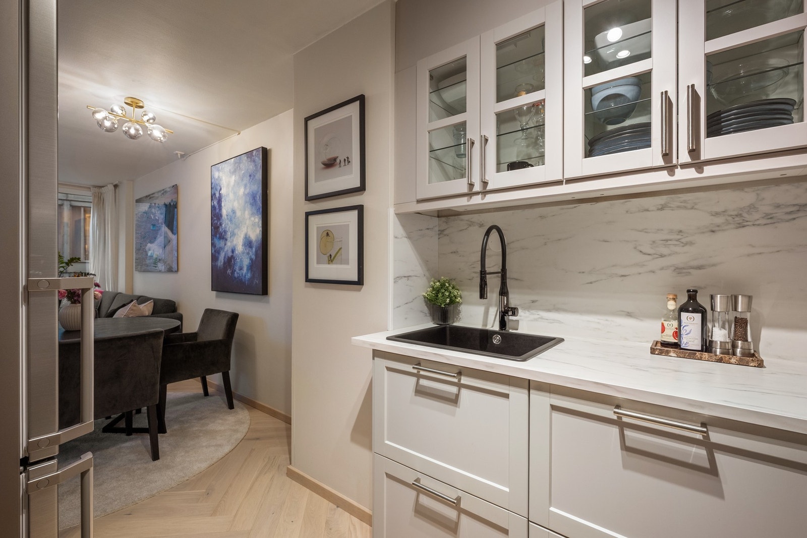 Det er laminat benkeplate og back- splash i et pent marmoruttrykk Galleribilde