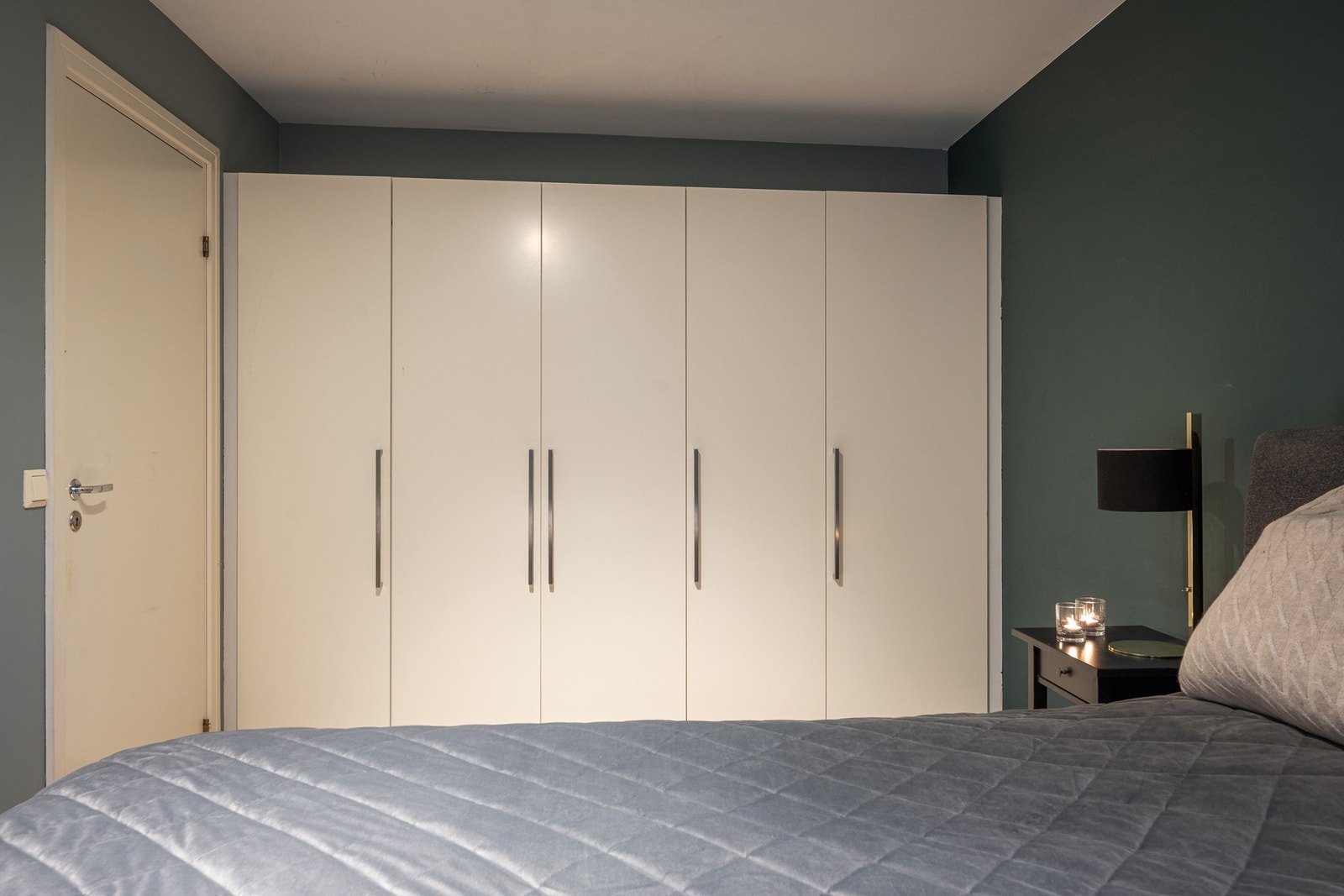Soverommet har store garderobeskap med god lagringsplass til klær Galleribilde