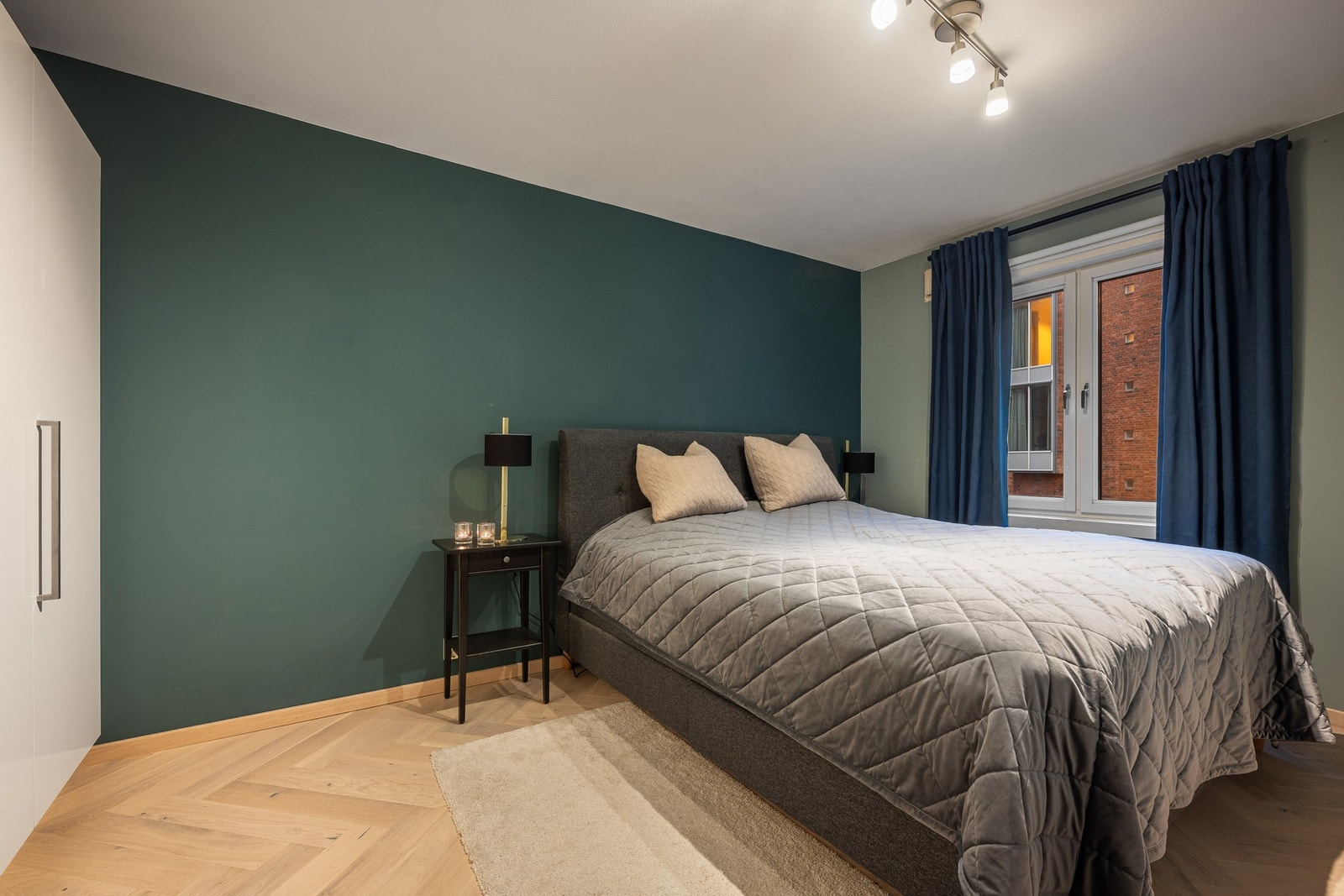 Meget romslig soverom med god plass til dobbeltseng og kontorløsning Galleribilde