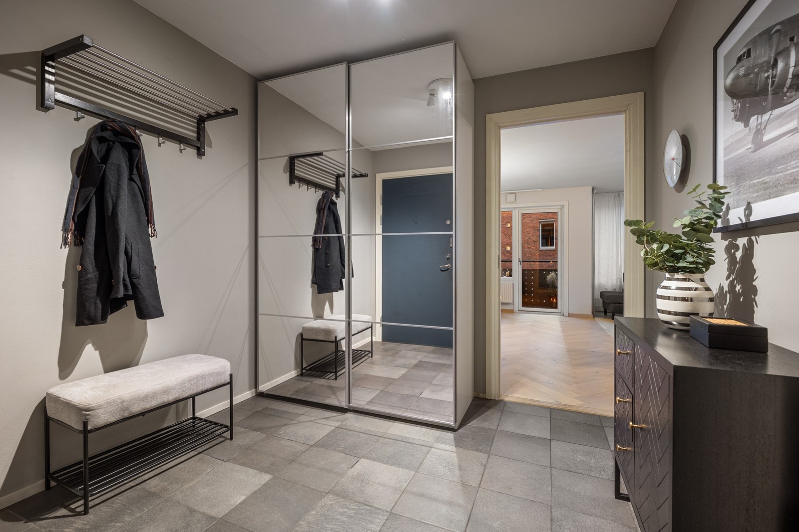 Flislagt entré med garderobeskap Galleribilde