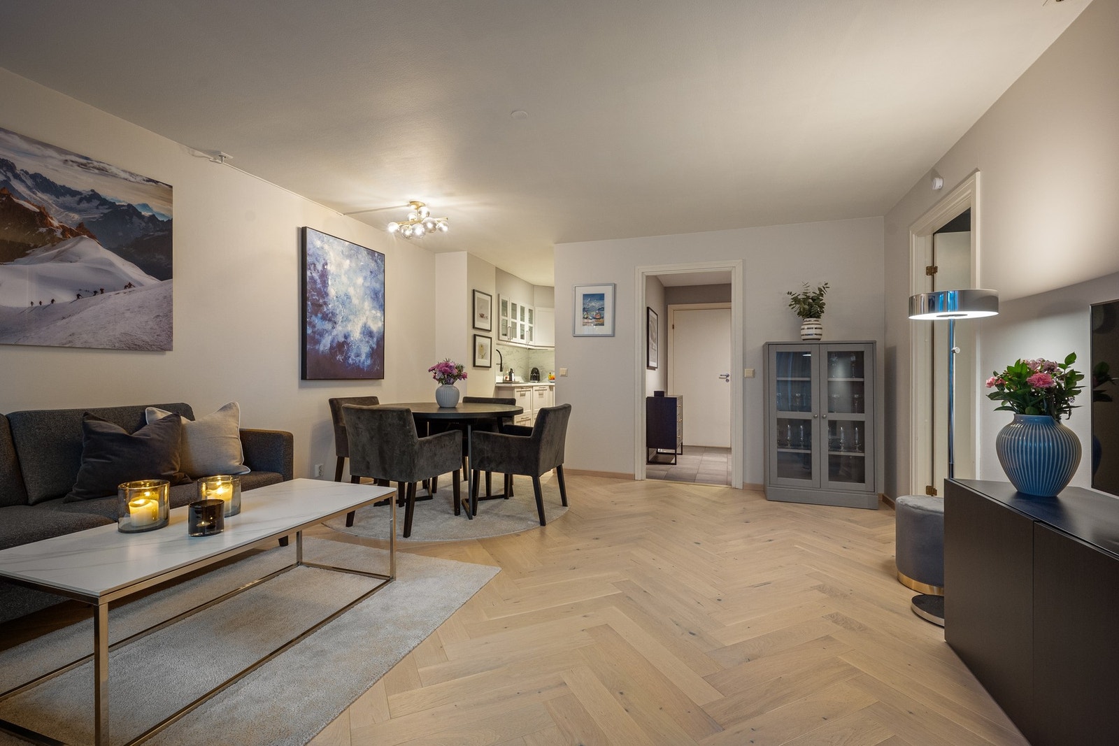 Romslig stue med delvis åpen løsning mot kjøkkenet Galleribilde