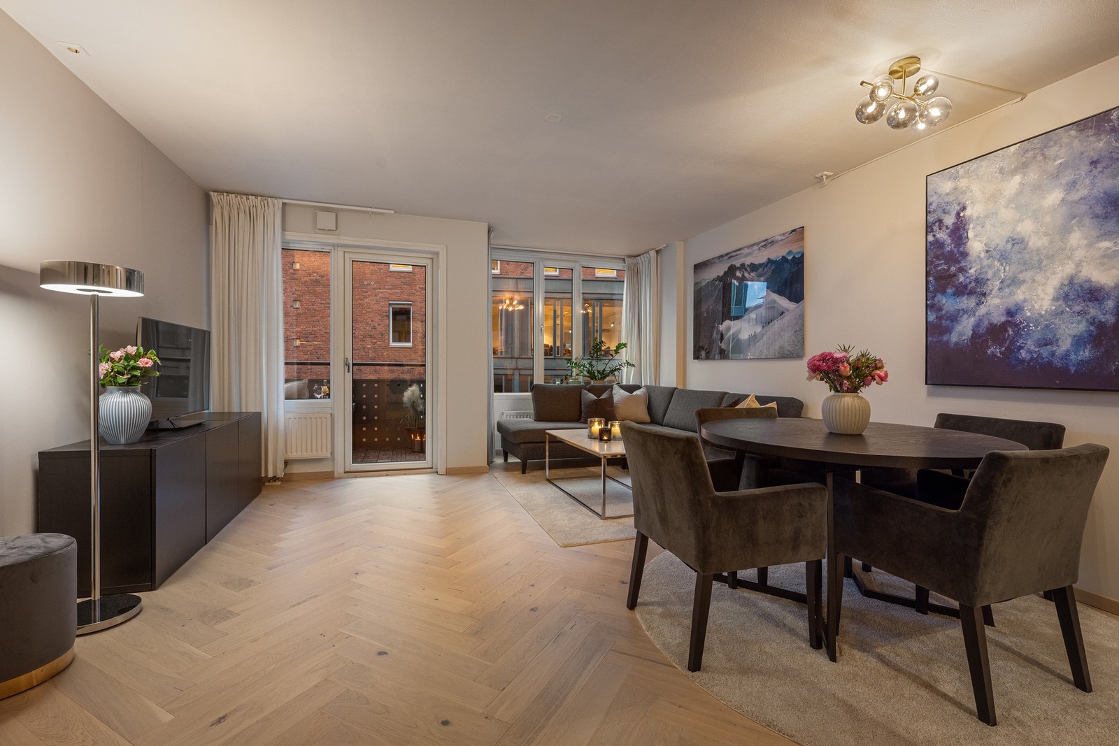 Pen 2-roms i leilighetsbygg fra 1997, med fine kvaliteter som balkong og fjernvarme Galleribilde