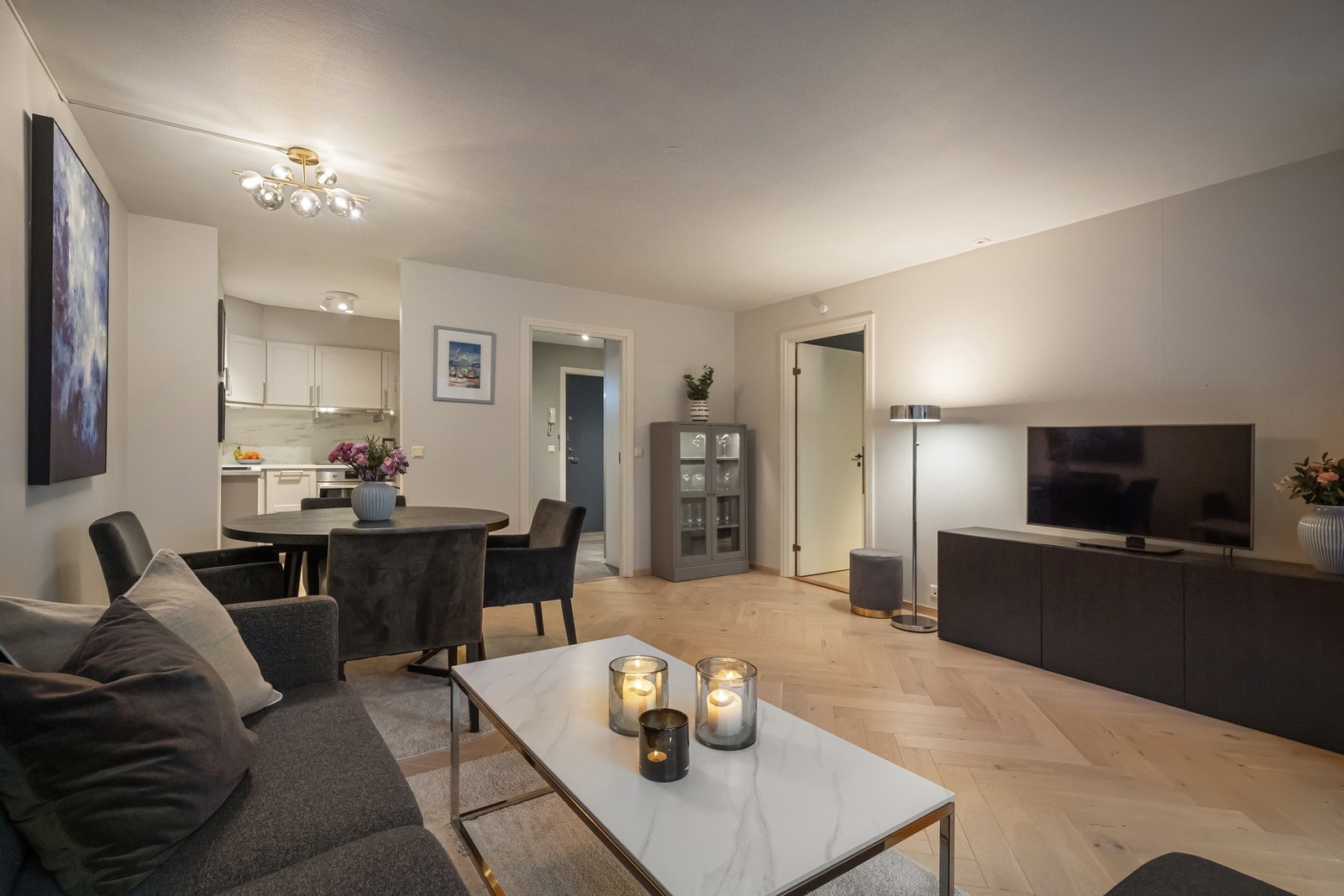 Boligen varmes opp via fjernvarme som gir behagelig varme på kalde høst- og vinterdager Galleribilde