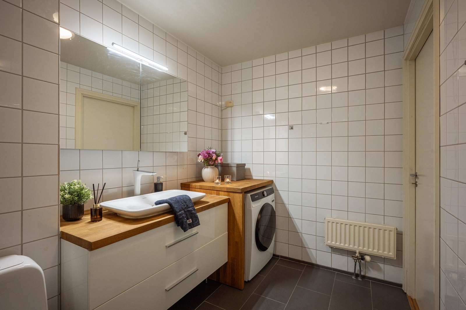 Baderommet har mekanisk ventilasjon, varmekabler i gulv og opplegg for vaskemaskin Galleribilde