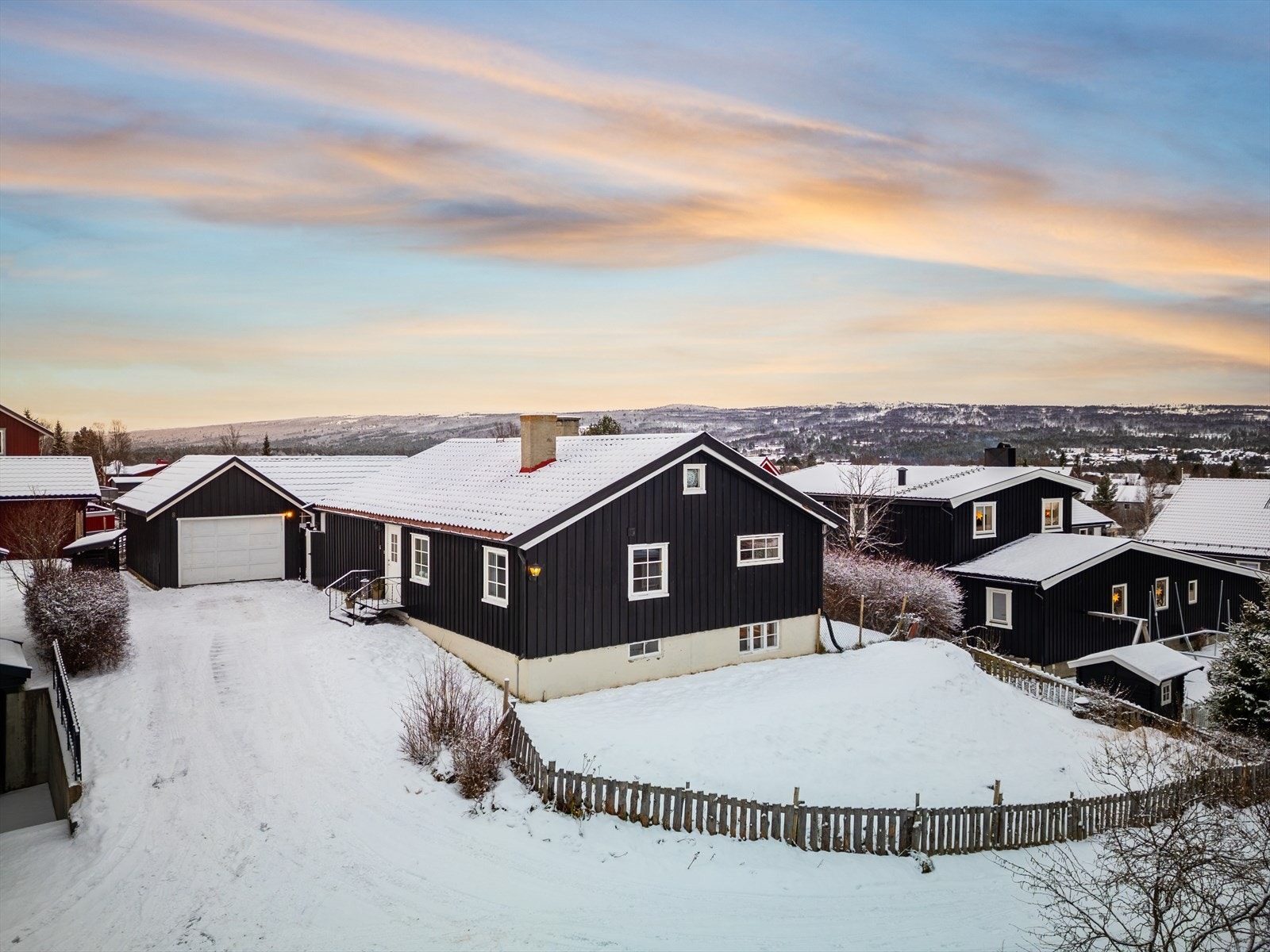 Boligen har en sentral og attraktiv beliggenhet på Hagaen med gangavstand til både sentrum og fine turområder. Galleribilde