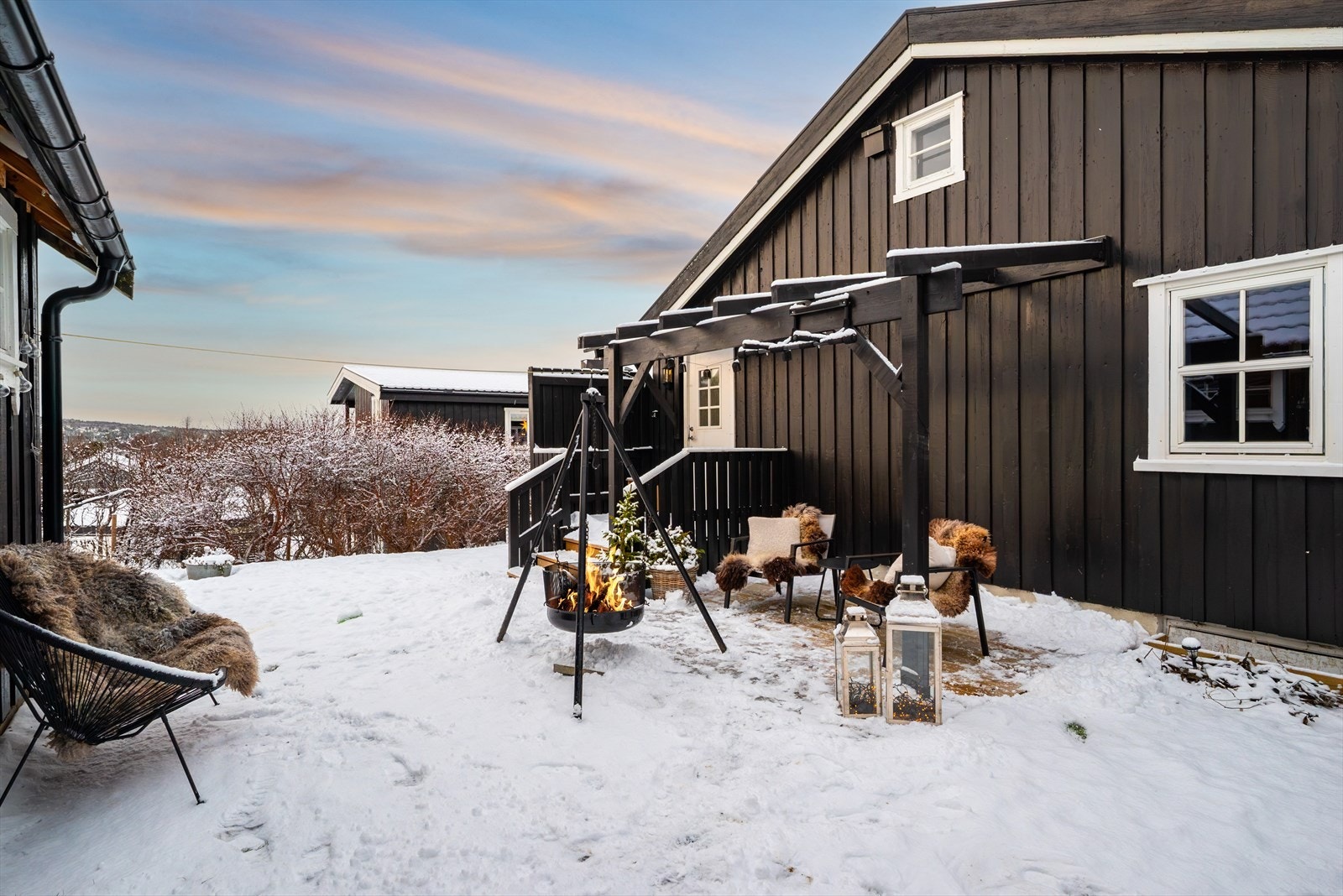 Mellom boligen og garasjen har man et trivelig og skjermet uteområde. Galleribilde