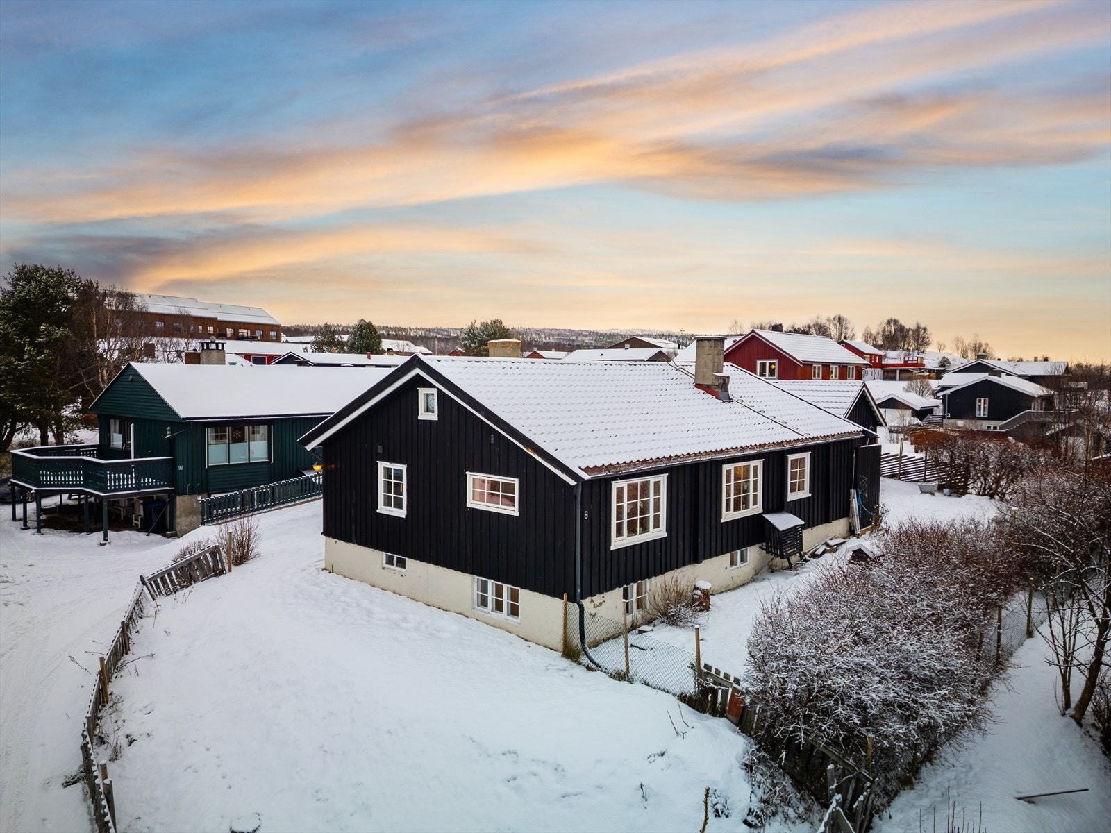 Boligen har en attraktiv beliggenhet med kort avstand til sentrum samt til flotte turområder. Galleribilde
