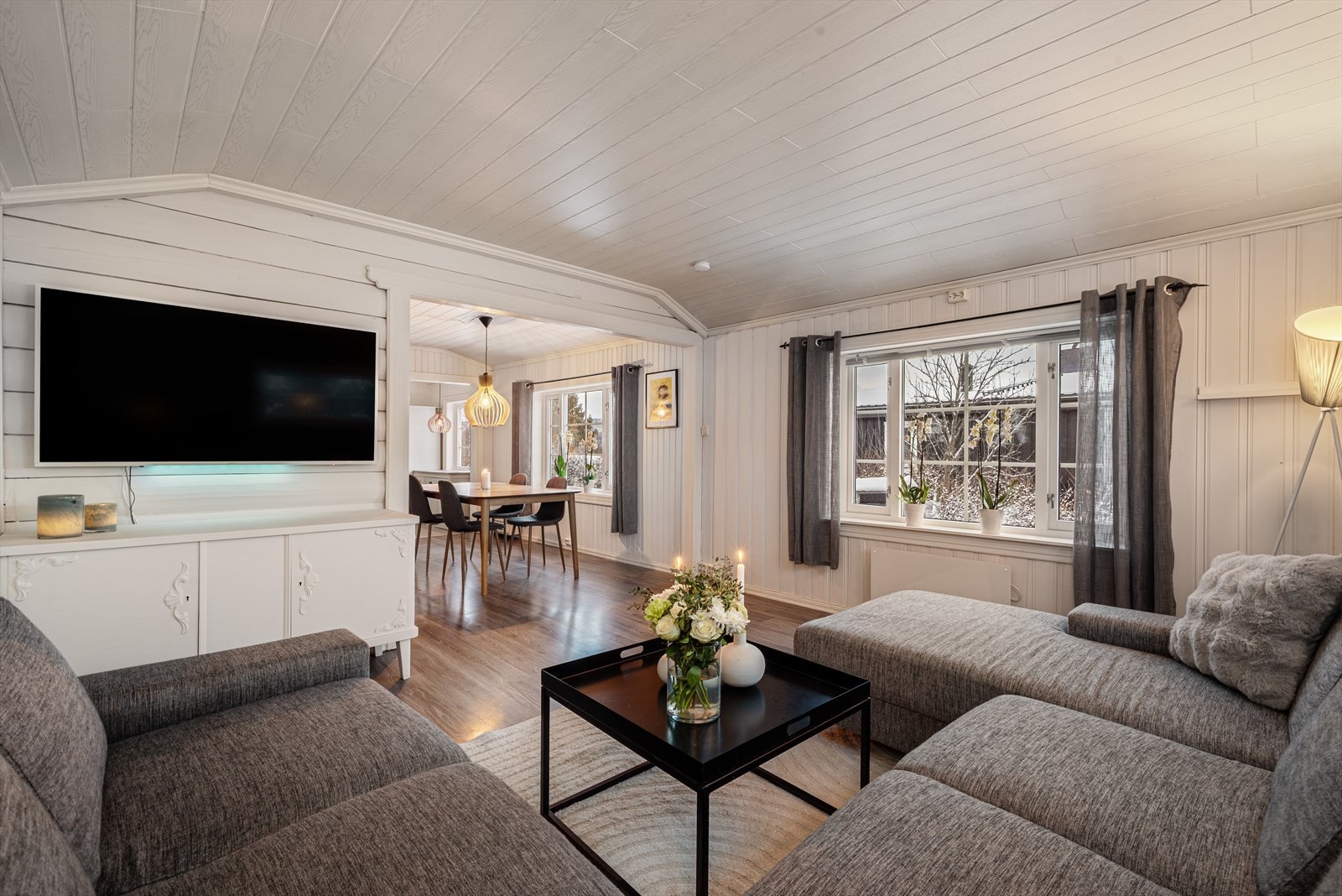 På stua er det god plass til både sofagruppe og spisebord. Galleribilde