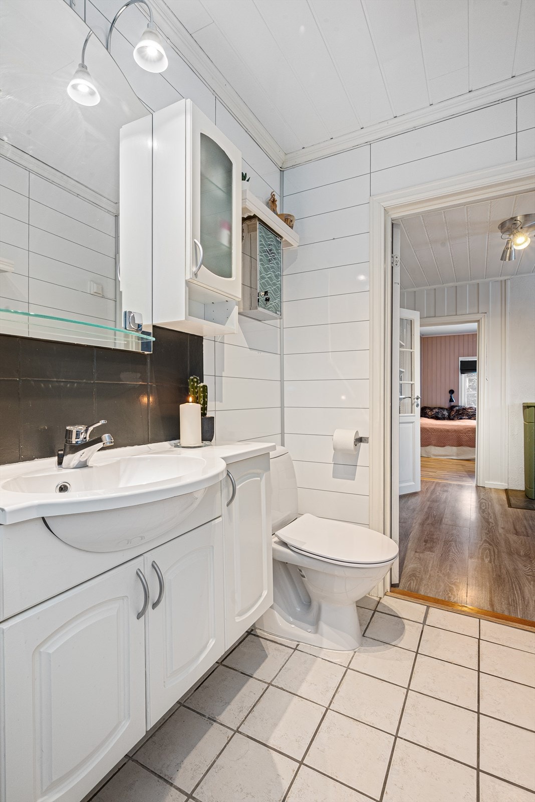 Bad med dusjhjørne, wc og servant med god skapplass. Galleribilde