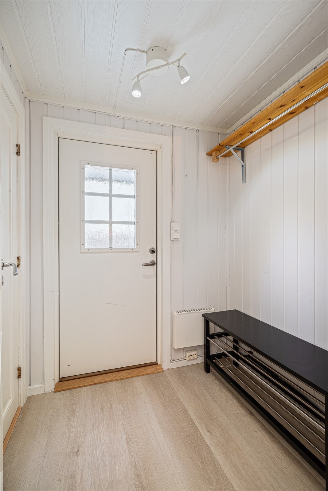 Vindfang ved kjøkkenet. Døra til venstre i bilde fører ned i kjelleren. Galleribilde