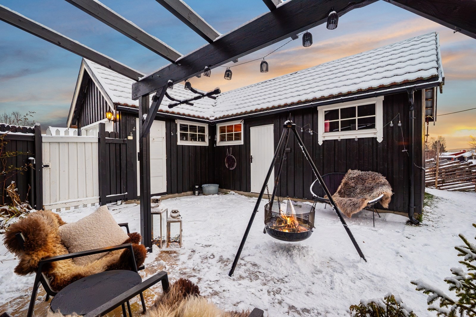 I tillegg til boligen er det oppført en garasje med god lagerplass i 2003. Galleribilde