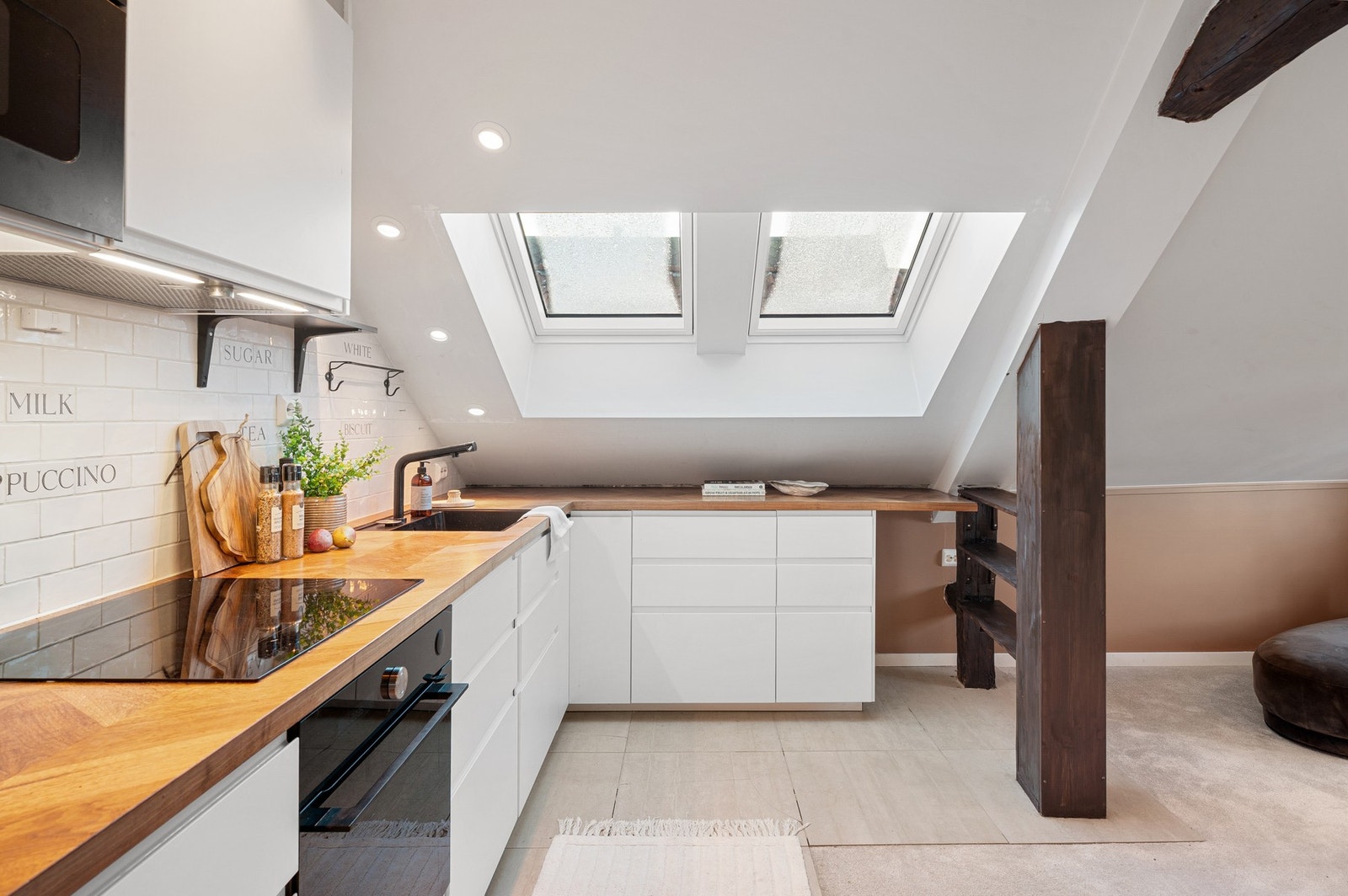 Kjøkkenet består av integrerte hvitevarer integrert, platetopp, stekeovn med dampfunksjon, oppvaskmaskin og kjøl/fryseskap. Galleribilde