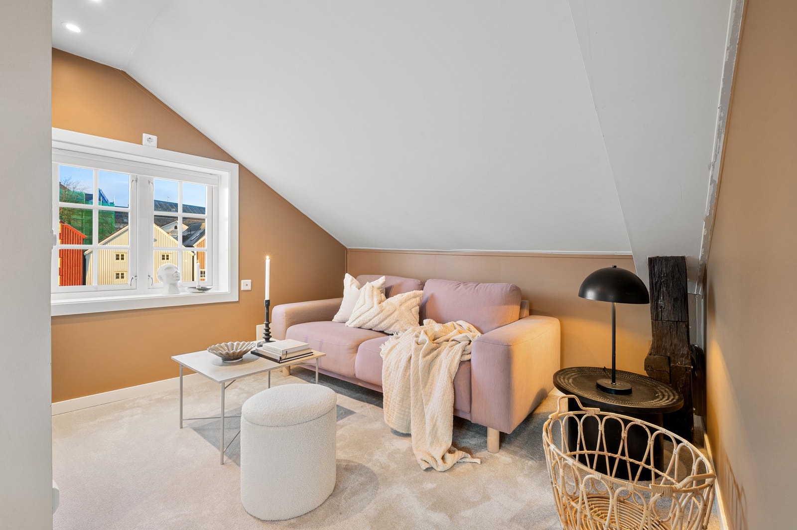 Delikat stue med gode møbleringsmuligheter og behagelige fargevalg. Galleribilde