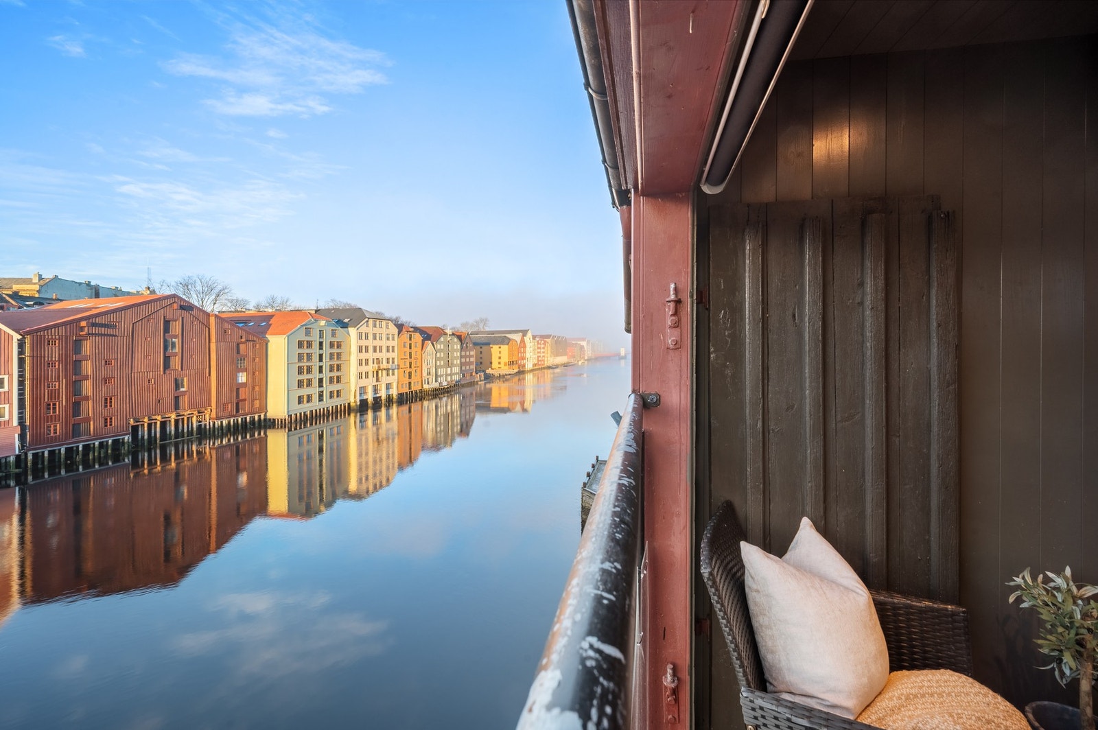 Toppleiligheten ligger i byggets 4. etasje og har et bruksareal på 51 kvadratmeter. Galleribilde
