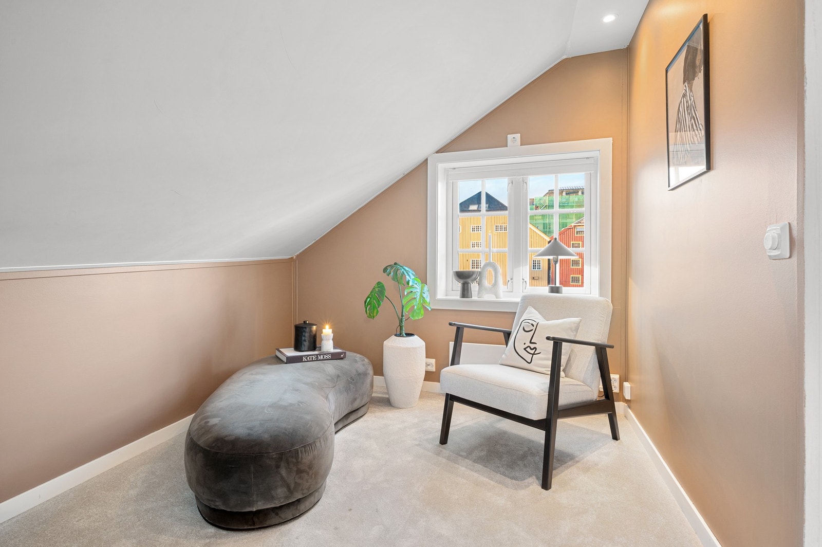 De store vinduene slipper inn rikelig av naturlig lys. Galleribilde