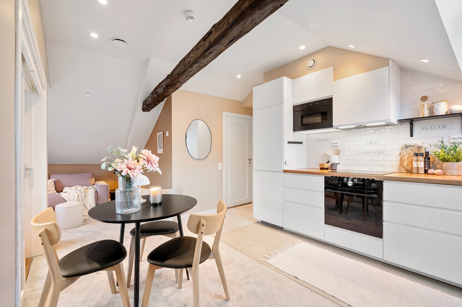 Stilrent kjøkken fra 2019 med plane fronter og heltre benkeplater. Galleribilde