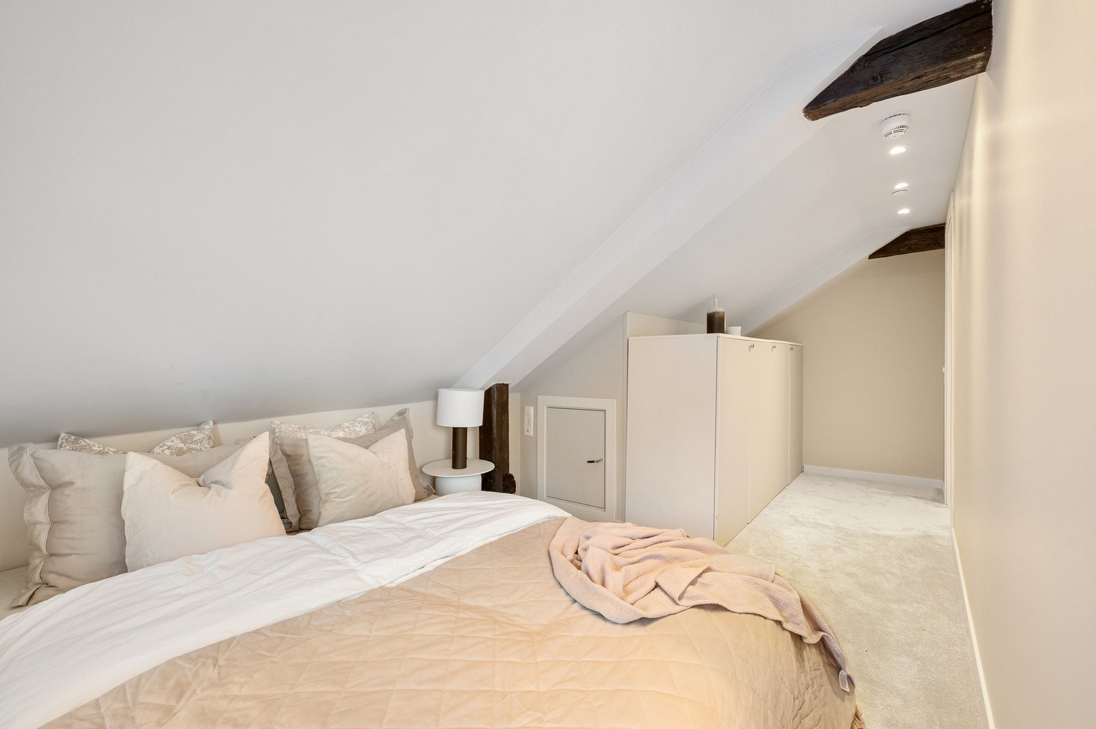 Soverom 1 er på 7,3 kvadratmeter. Bodplass i kneloftet. Galleribilde