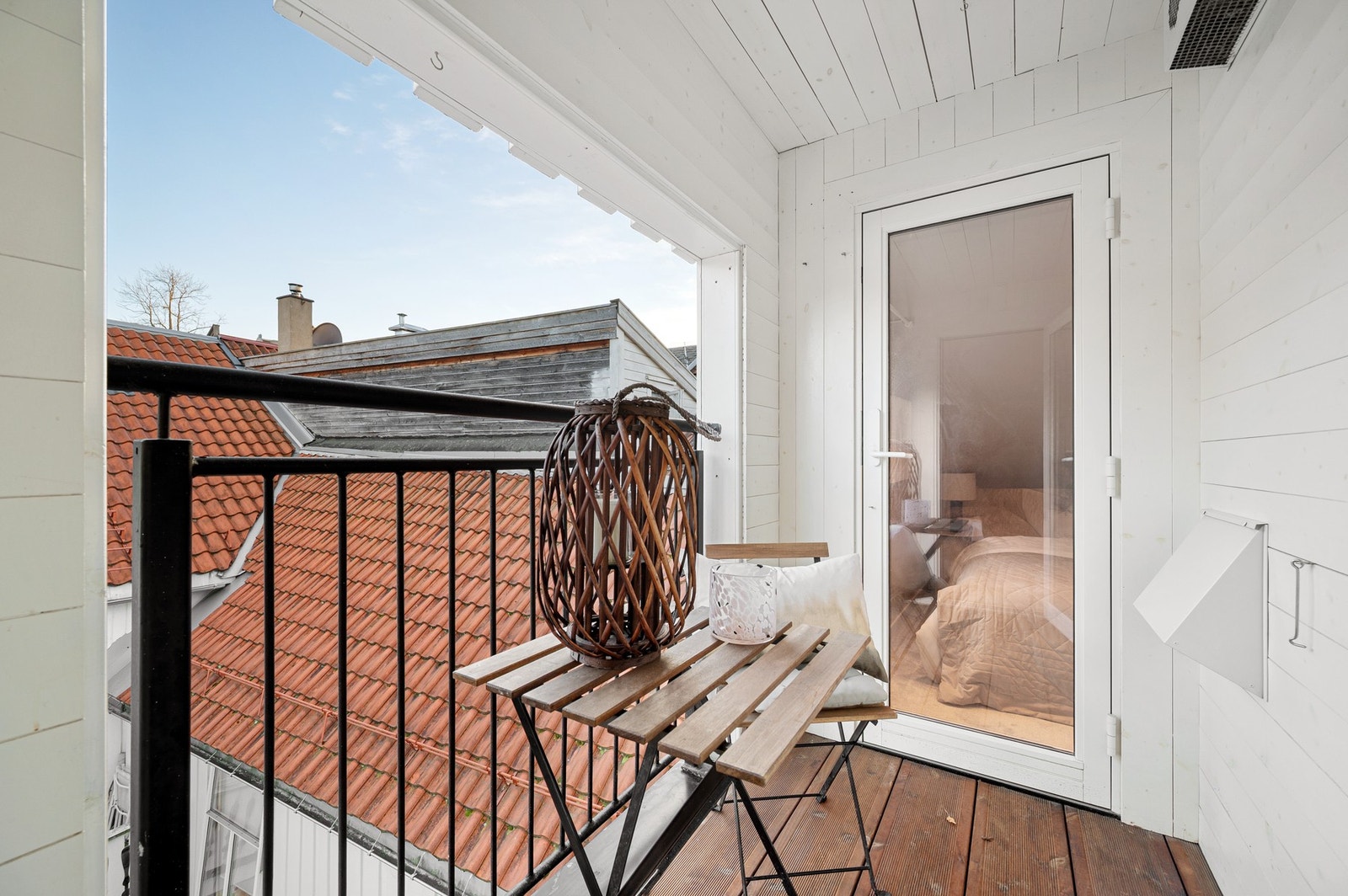 Balkongen er ypperlig å benytte på sommerhalvåret. Galleribilde