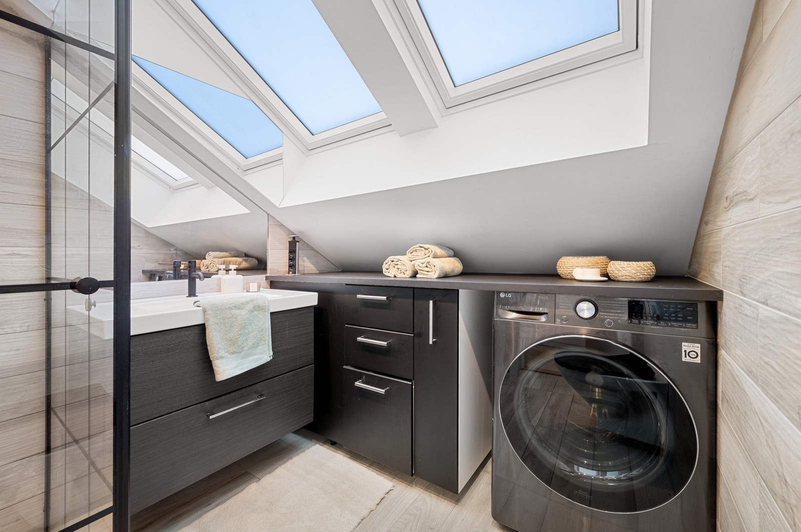 Nydelig baderom med lekre materialvalg. Kombimaskin vask/tørk medfølger handelen. Galleribilde