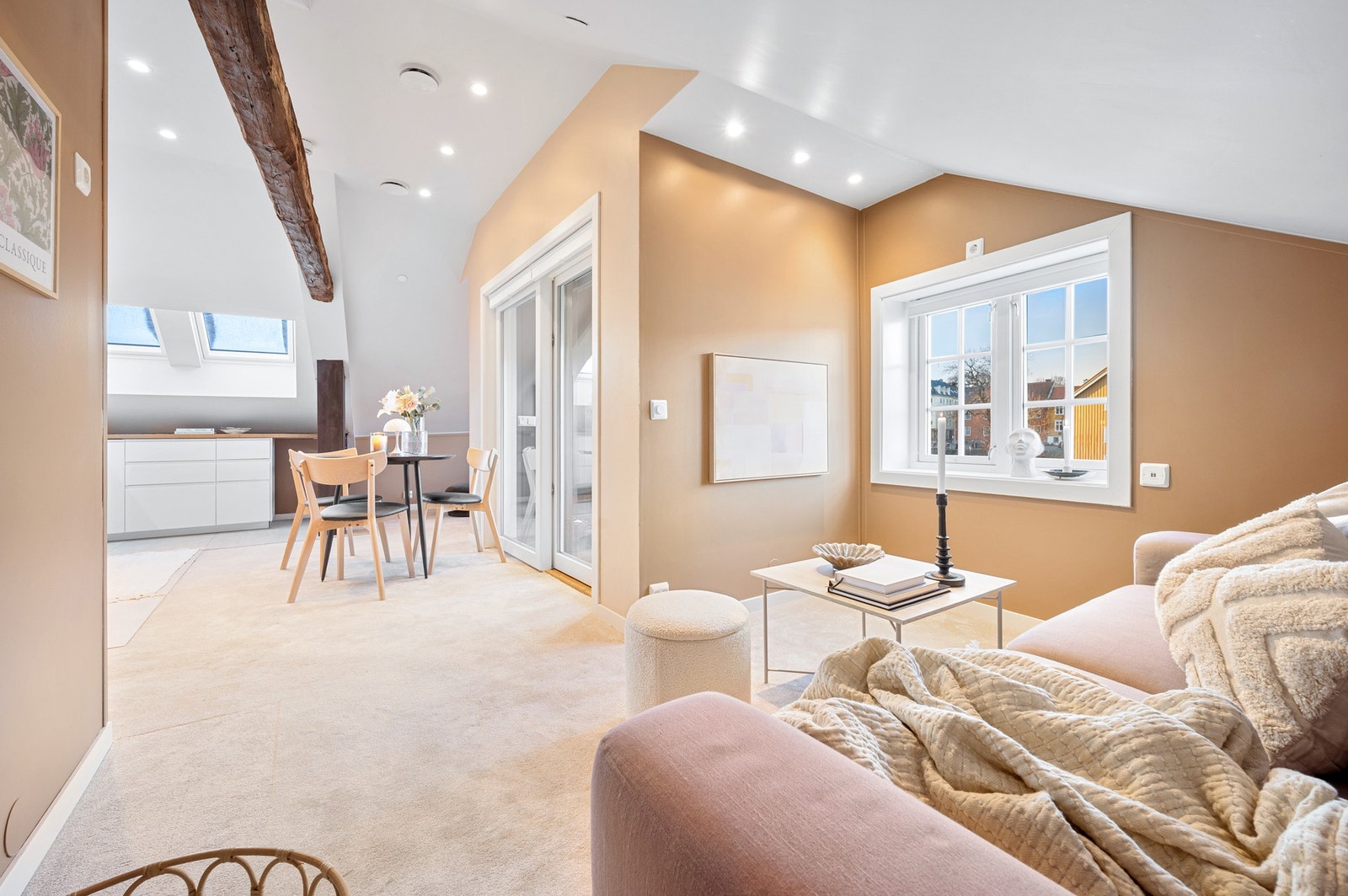 Naturlig skille mellom stue og kjøkken som gir flere soner i leiligheten. Galleribilde