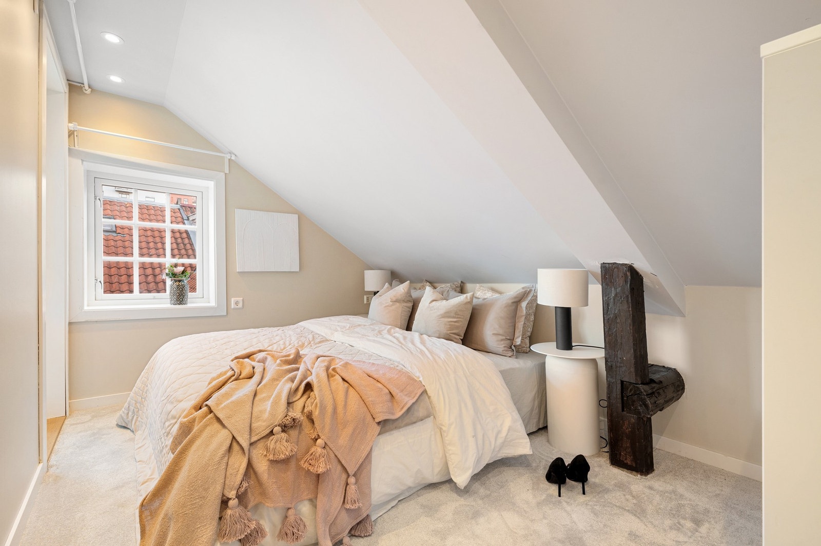 Soverommet har god plass til stor seng og øvrig møblement. Galleribilde