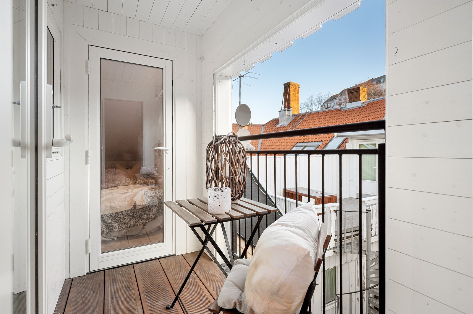 Balkongen ligger i mellom leilighetens to soverom. Galleribilde