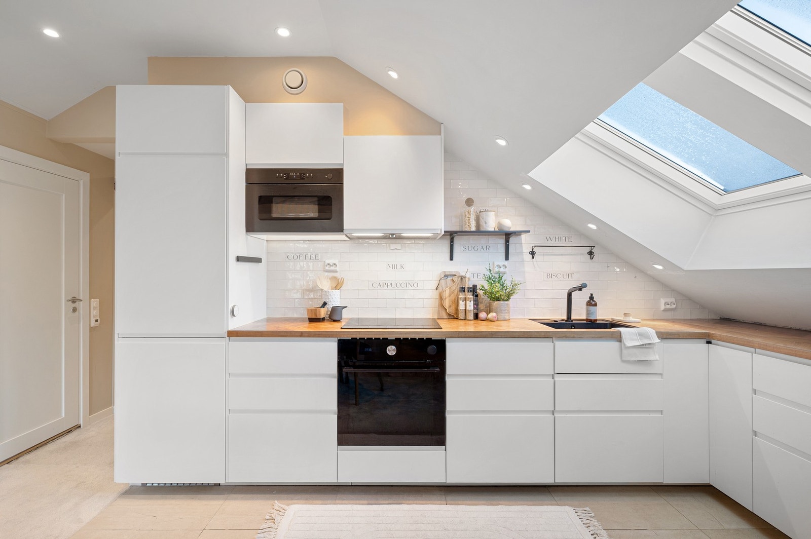 Kjøkkenet byr på rikelig av skap- og benkeplass. Galleribilde