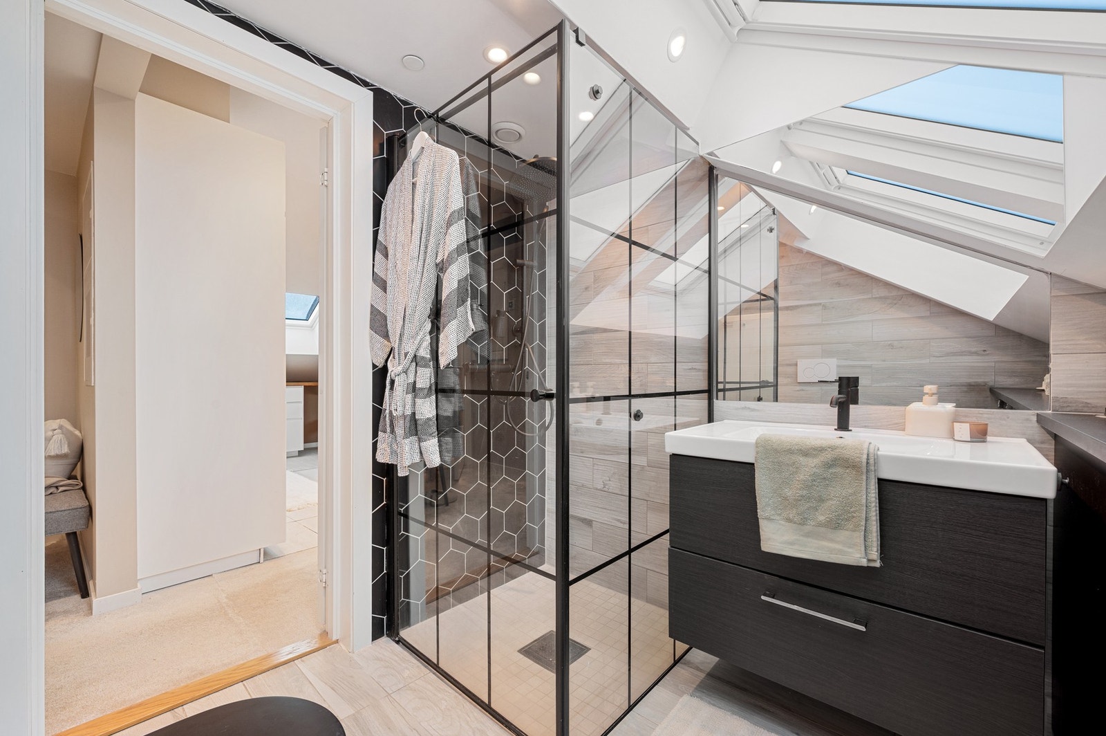 Gulvet er flislagt og har elektriske varmekabler. Galleribilde