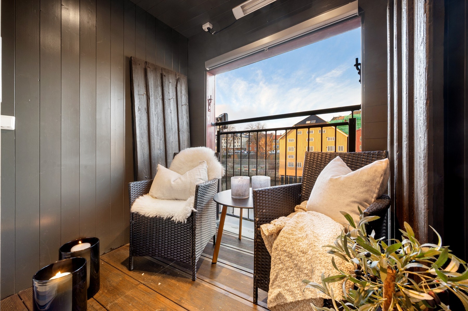 Balkongen er på 3,8 kvadratmeter og er ypperlig å benytte på sommerhalvåret. Galleribilde