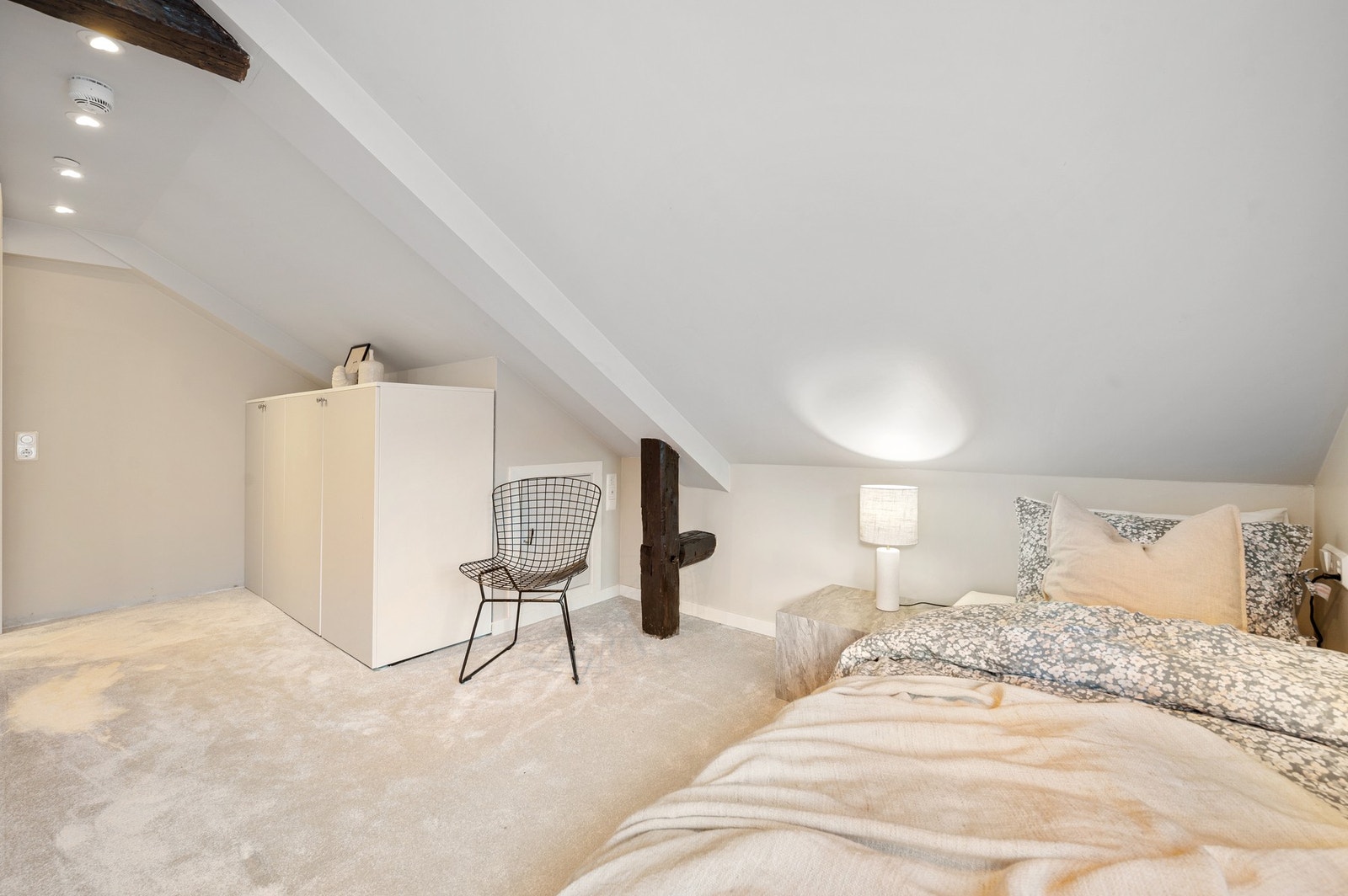 Det er bodplass i kneloftet. Galleribilde