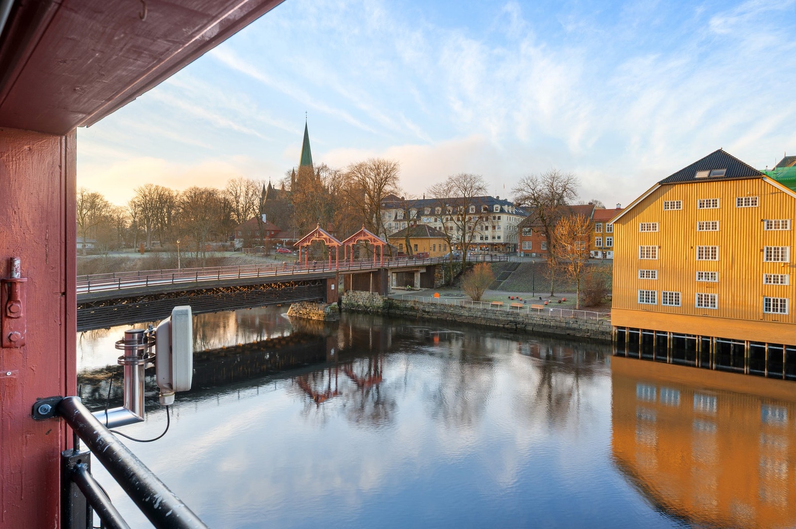 Balkongen er vendt mot idylliske Nidelven. Galleribilde