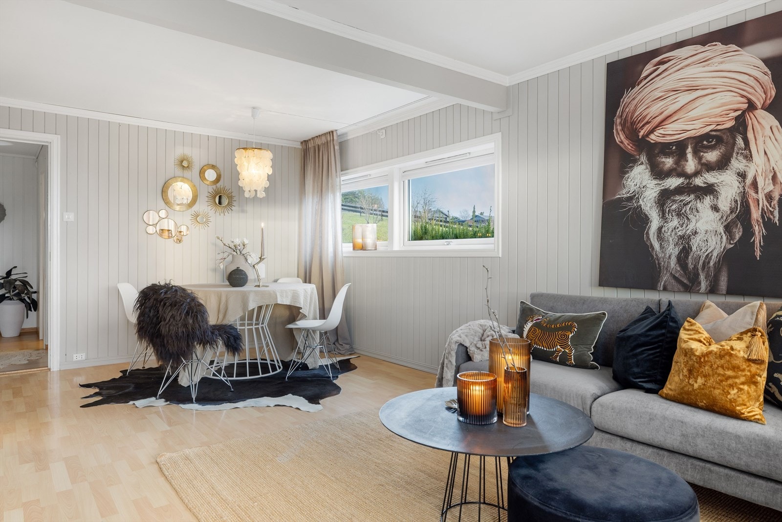 Det er vinduer på flere vegger som gir godt med lysinnslipp til rommet. Galleribilde