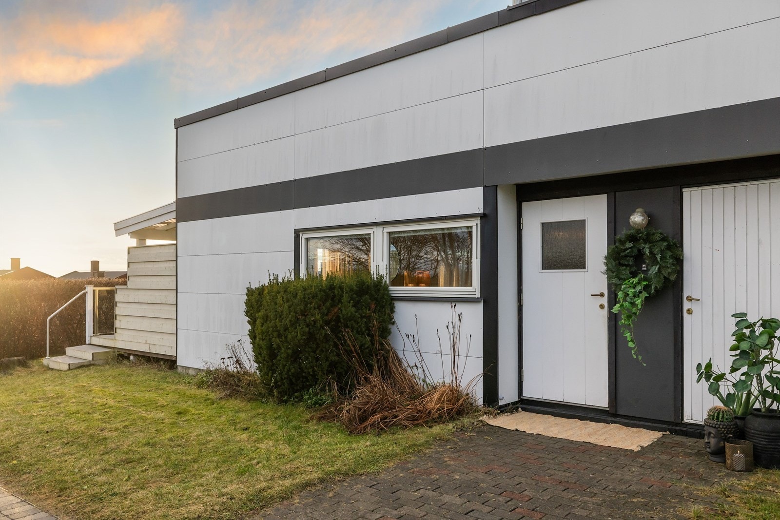 Leiligheten har egen inngang med en liten hageflekk utenfor. Galleribilde