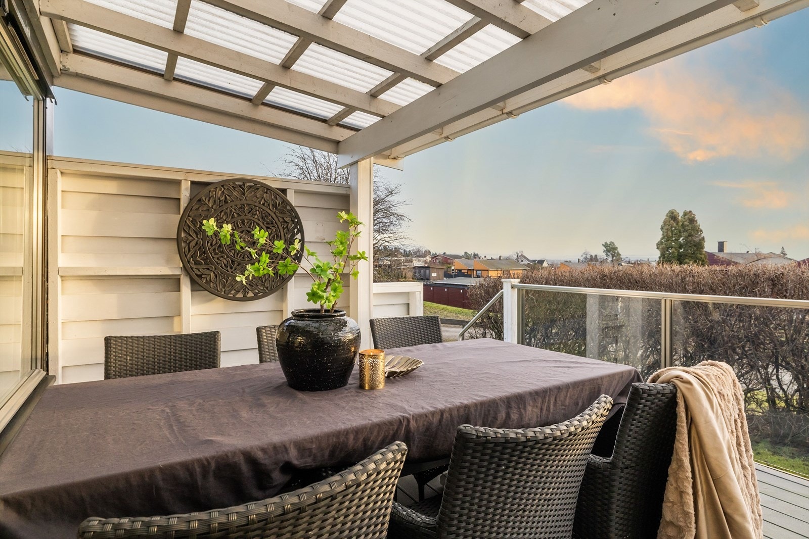 Det er direkte adkomst fra terrassen til borettslagets felles tomt. Galleribilde