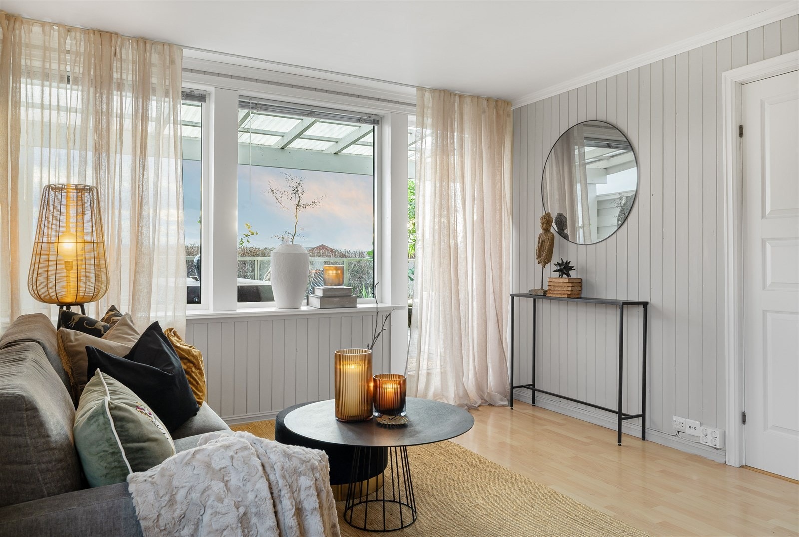 Fra stua er det utgang til en stor terrasse. Galleribilde